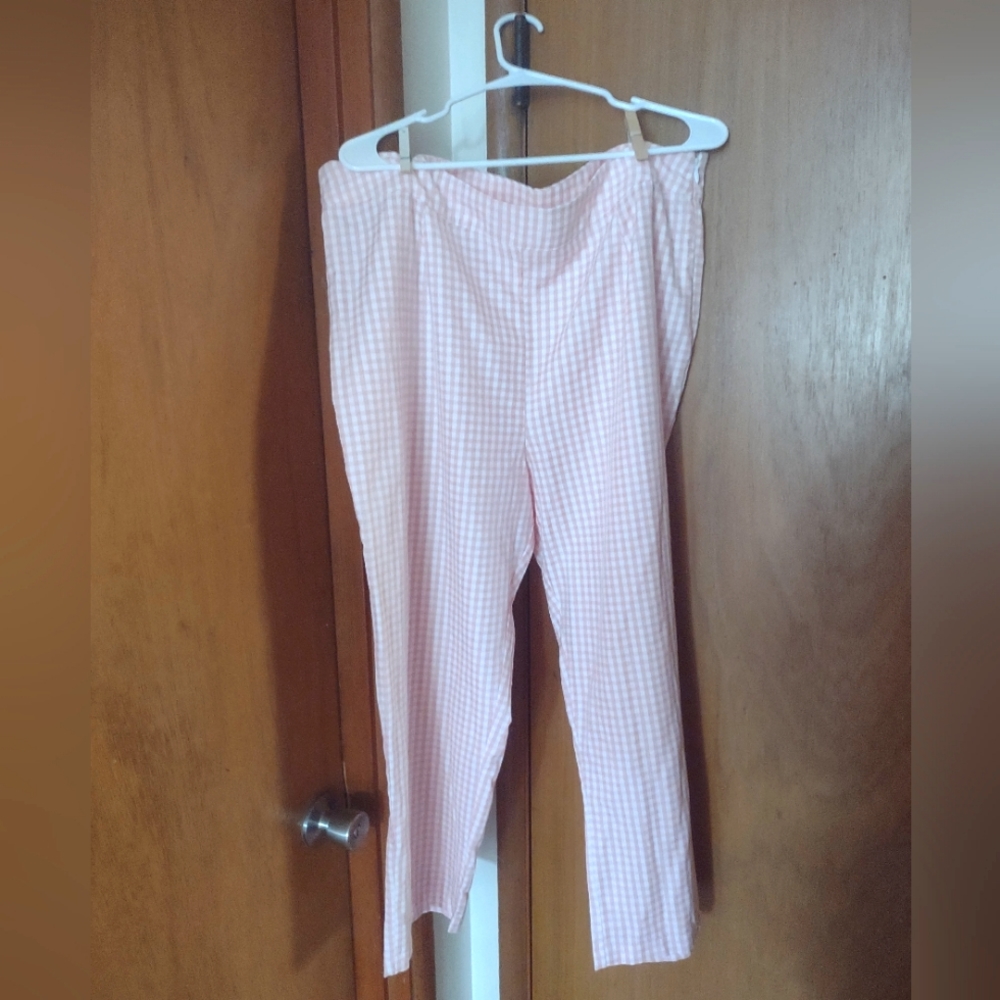 NWOT, Cyrus Capri pants